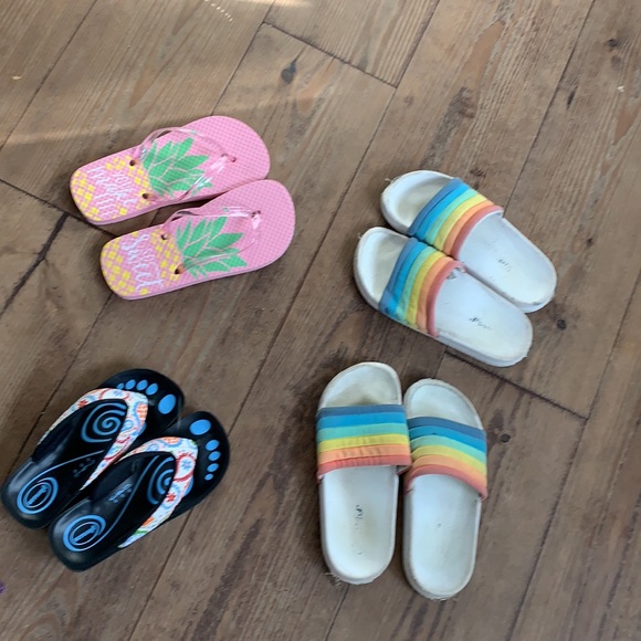 One pair of size 1/2 sandals girls preowned - Picture 1 of 9